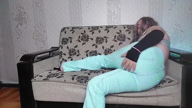 Kitty_Cross: Měkká feminine Femboy protahující se nohy v oblečení na jógu