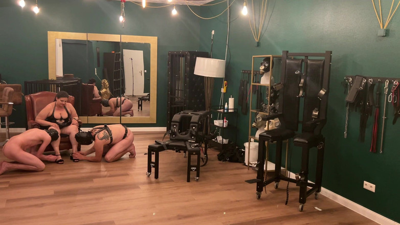 DOMINATRIX6: Горячая фетиш-сессия с доминантными крошками и покорным