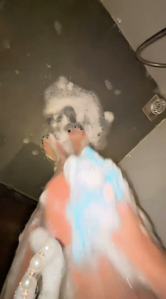 Tatto womane: Shower Feet