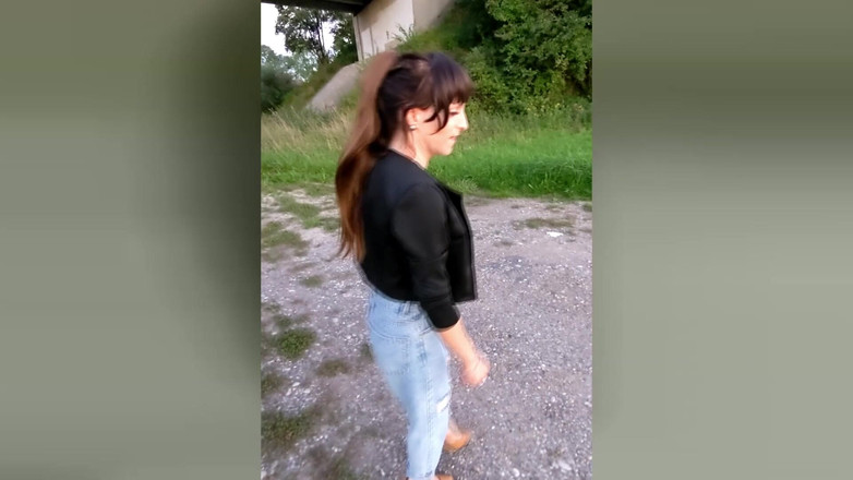 TV_Helena: Molhando ao ar livre! Travesti está andando pela cidade com...