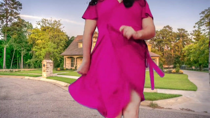 Kitty_Cross: Na ulici Dlouhý sexy oblečený ladyboy tančí