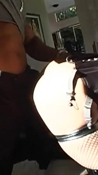 Schwarze schlampe in sexy dessous bettelt um einen großen schwarzen schwanz