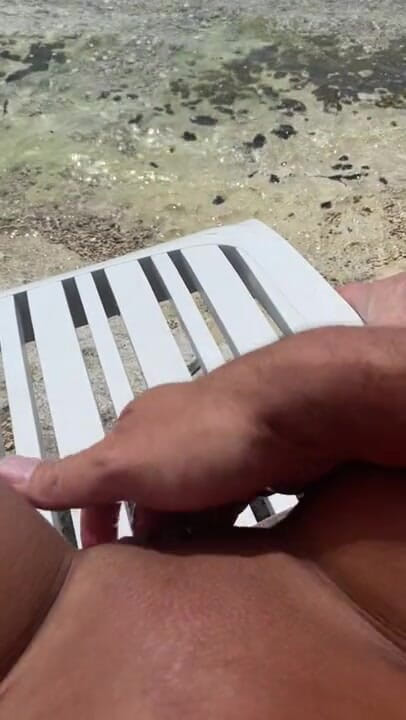 Spuirtcouplexxxx: Mega-squirt am Strand von Valalta nahe dem Schweinchenstrand von Punta...