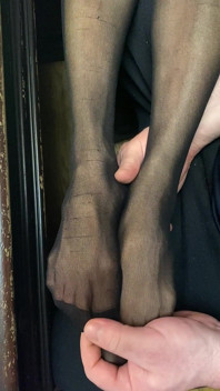 작은 발을 가진 나일론의 섹시한 다리