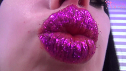 Goddess Misha Goldy: Luccicante rossetto viola provocante