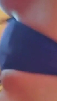 Aku ngentot diriku sendiri pakai bra pembantuku yang 18f dan celana dalamku lalu mengirim email video itu ke dia