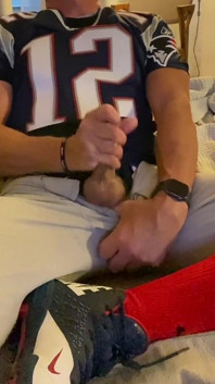 Jockdad87 schießt eine ladung sperma in seine Fußballausrüstung