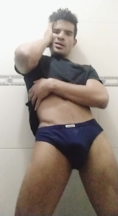 trebol_Jess: 年轻的拉丁女郎展示他穿着的内衣，3根吸管和大量精液的丰富并发症