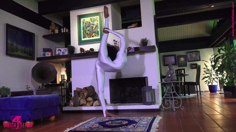 Gymnastic: Akrobatik dalam zentai catsuit kulit putih