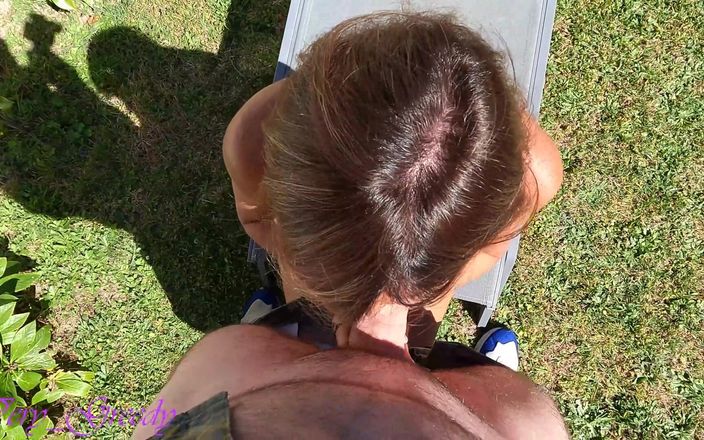 Les Gourmands: Sehr schöne MILF in dessous lutscht ihren ehemann im freien...