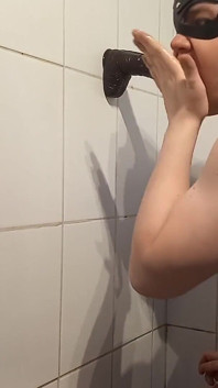 Îngenunchând adânc în gât și futai din picioare