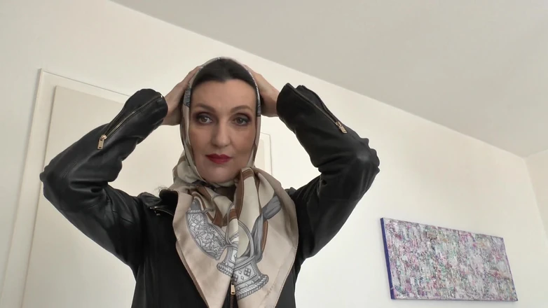 Lady Victoria Valente: Bella sfilata di moda con foulard di seta, JOI, Lady...