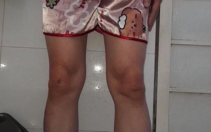 Naomisinka: Masturbation avec un pyjama en satin avec un pantalon court