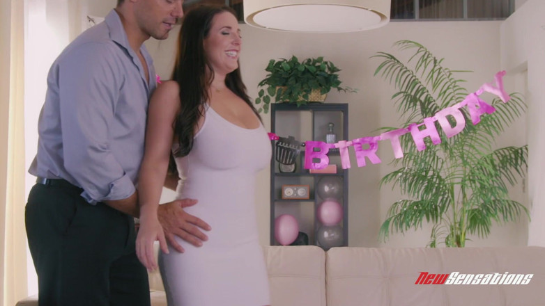 New Sensations: Une surprise d’anniversaire torride pour Angela
