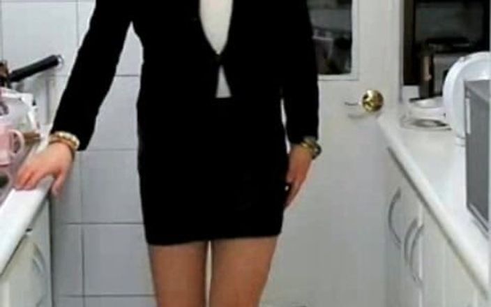 HectorChile1969: Crossdresser Fernanda Gomez försöker på sin minikjol i köket