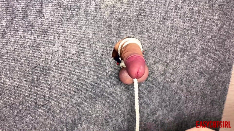 AnnyCandyPainboy: Paní Těsně svázala otrokovo péro a koule zavěšením nákladu na...