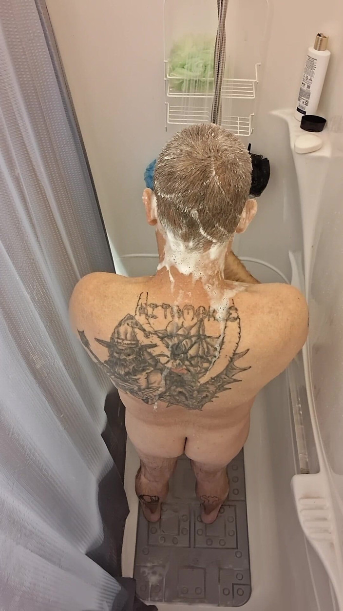 DubeSnackes: Dubesnackes，展示时间和肥皂，抚摸他性感的身体。