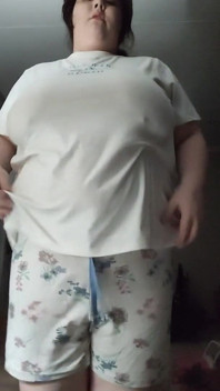 BBWがジャンプして大きな胸を上下に揺らす