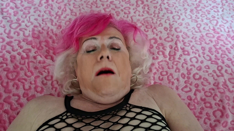 PureVicky66: Pink-haired Mature MILF Spreads for Thick Creampie