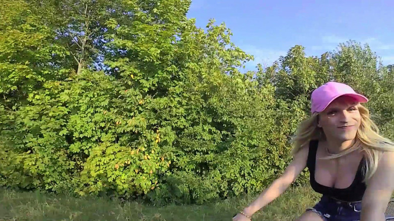 TV_Helena: Nudità pubblica mentre è in bicicletta !! La trans cavalca Non solo...