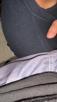 Er Steckt Seinen Penis Auf Ihre Schulter Und Sie Packt Es.