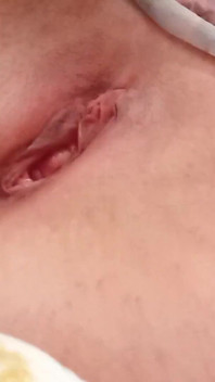 Sexy kleidung auf dem bett, ehemann nicht zu hause