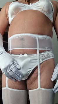 La Novia No Quedo Satisfecha En Su Noche De Bodas Y Tuvo Que Usar Su Vibrador Para Terminar De Extraer Su Jugo De Sissy