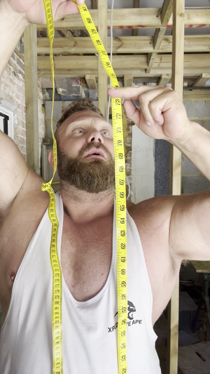 Jack stacked: Protahování svalů před tělocvičnou