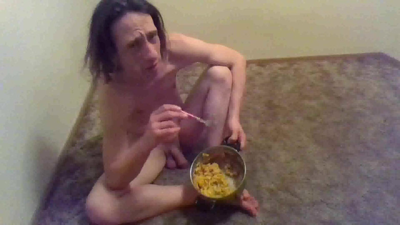 LilTaste: Meer cheesy pasta naakt eten; Butthole solo plaagt en beukt...