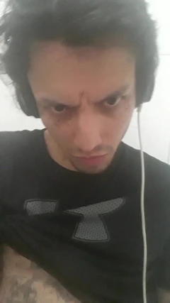 Ragazzo gotico sborra con un grosso cazzo