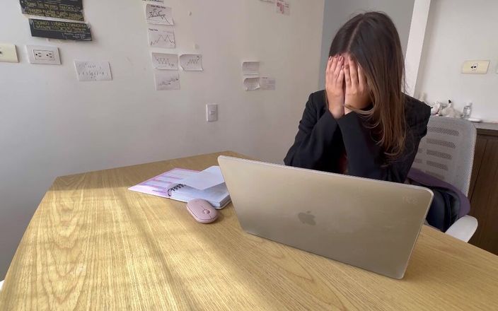 scarlettandc: 秘書は彼女の尻を揺らし、私に彼女の尻を掴ませます