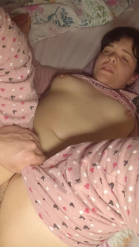 Hete MILF Geneukt En Klaarkomen in Haar Grote Harige Poesje Door Haar Buurman Terwijl Haar Man Werkt