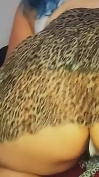 Ragazza Paffuta Che Eiacula Con Il Dildo