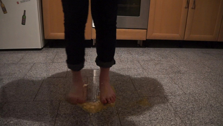 Caralia Deluxe: Trampling eggs with my beautiful feet