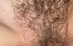 선교사의 털이 무성한 보지 덤불에 빨리 사정