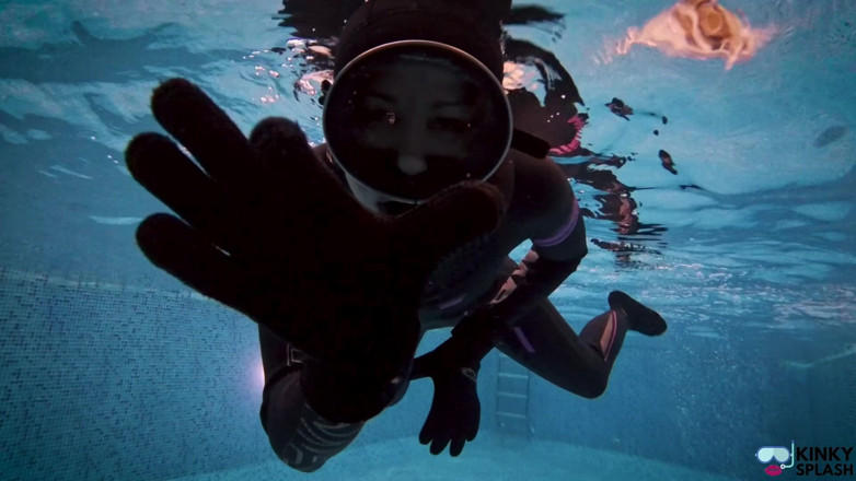 UKCuteGirl Lucy Lauren: Underwater Giantess Hunts &amp; Mendakwa Mangsa Kecilnya