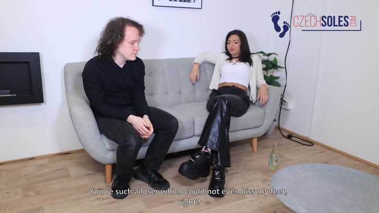 Czech Soles - foot fetish content: İki kız kardeş ve onların kişisel ayak kölesi kaybeden