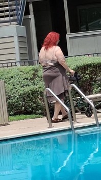 Léto Nastalo! Čas Na První Návštěvu Sexy Velké Sestřičky Vicki Styl U Bazénu!