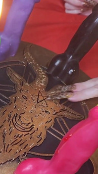 Skutečná satanská čarodějnice provádí rituály černé magie a svolá Satana, aby s ním měl sex