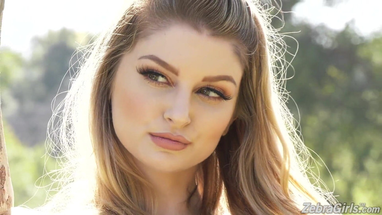 Zebra Girls: Sesso lesbico con Daya Knight, September Reign e Bunny Colby