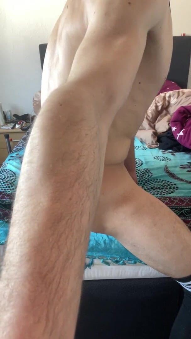 Alxtoyboy: Cavalgar meu grande vibrador na minha cama