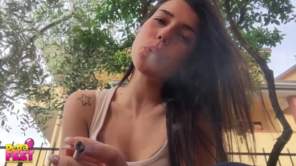 Smokin Fetish: Ona naprawdę wie, że lubi palić