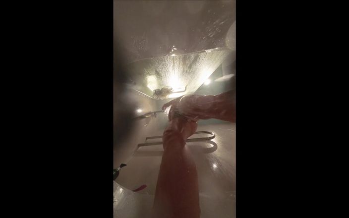 Emma Alex: Webbkamera under badet. Flickvän efter sex i dusch
