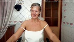 Lukerya: Fröhliche Lukerya mit hüpfenden möpsen kommunizieren im Kit