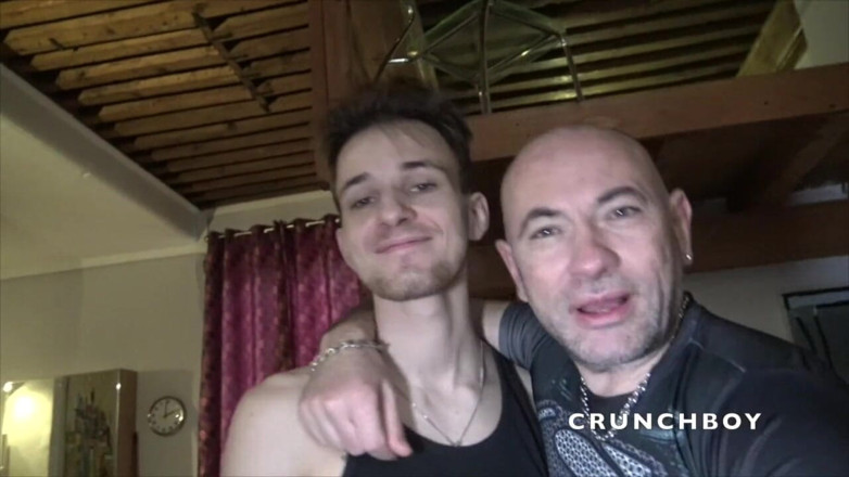FRENCH AMATORS SEXTAPES: Jess futută de gemenele sexy Kyle pentru distracție