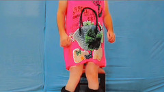 Kitty_Cross: 顽皮的女郎在柔软的粉红色枕头上休息