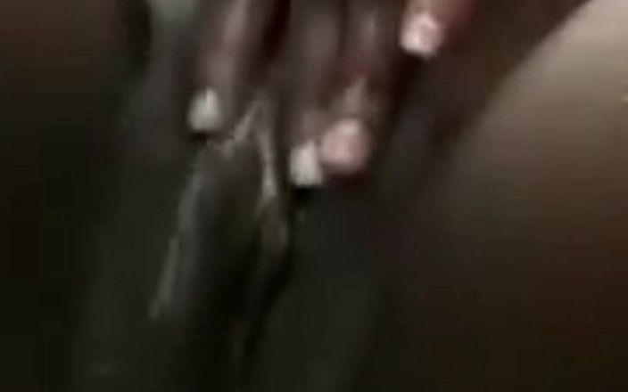 Barqueen: Aku kepergok lagi asik masturbasi memek bebasku sampai matanya merem...