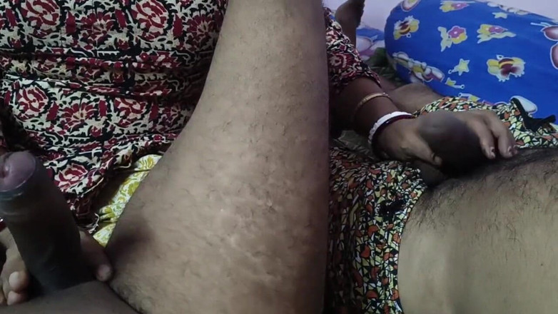 bengalihousewife: Ibu rumah tangga Bengali India ngocok kontol 2 kontol