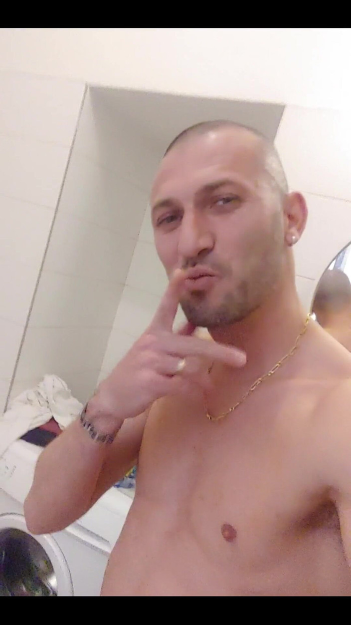 Boy jerking off: プラハの寒い日