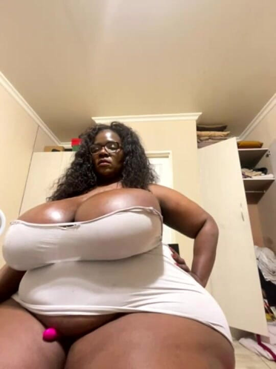 Legendary Booty Overdose: Busty BBW MILF Striptease &amp; Titsplay